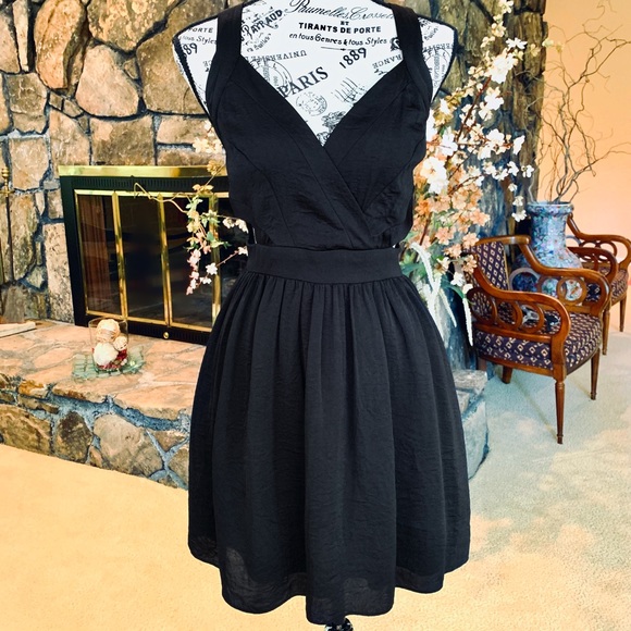 ❌SOLD❌ BCBG Black Cutout Dress Size 8 NWOT - Picture 4 of 8